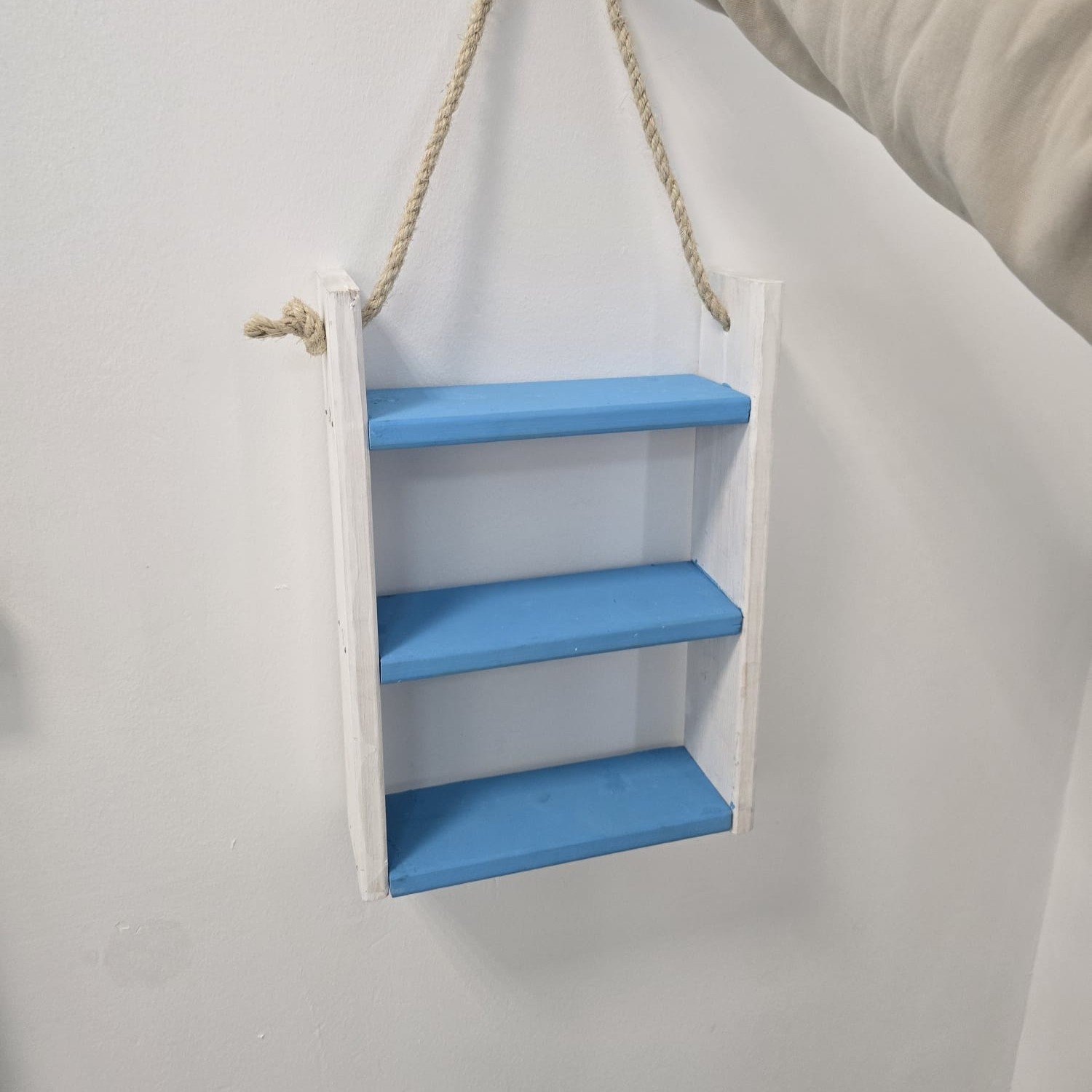 שלושה מדפים על חבל - ערכה לבניה עצמאית – תמונה 7